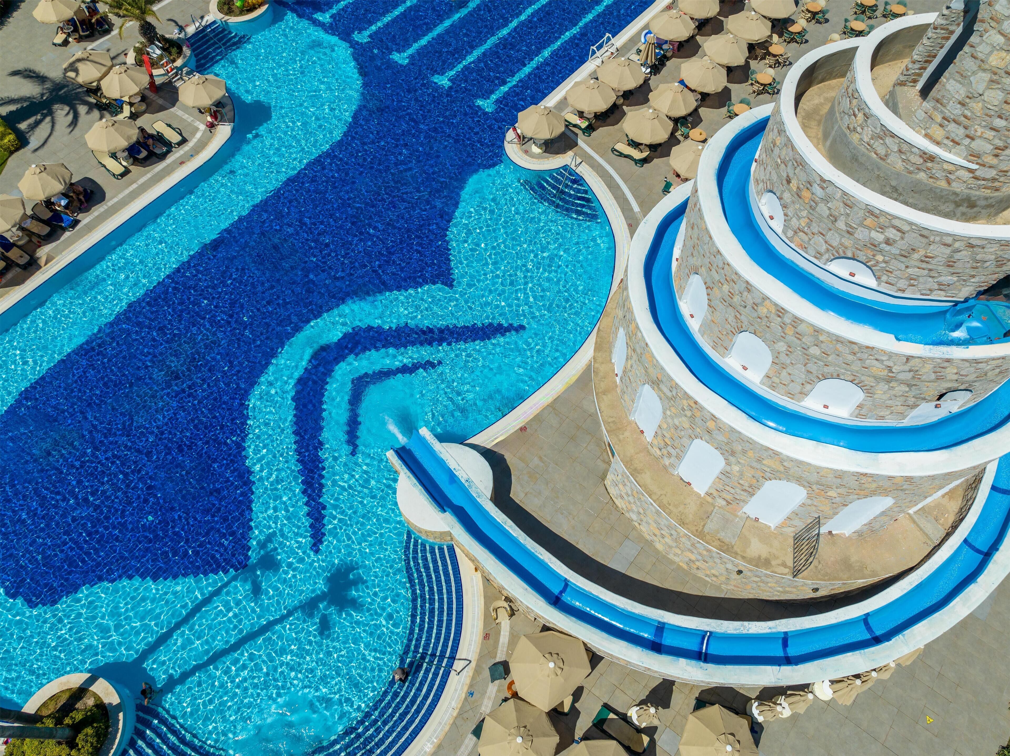 Sæsonbestemt udendørs pool, parasoller, liggestole