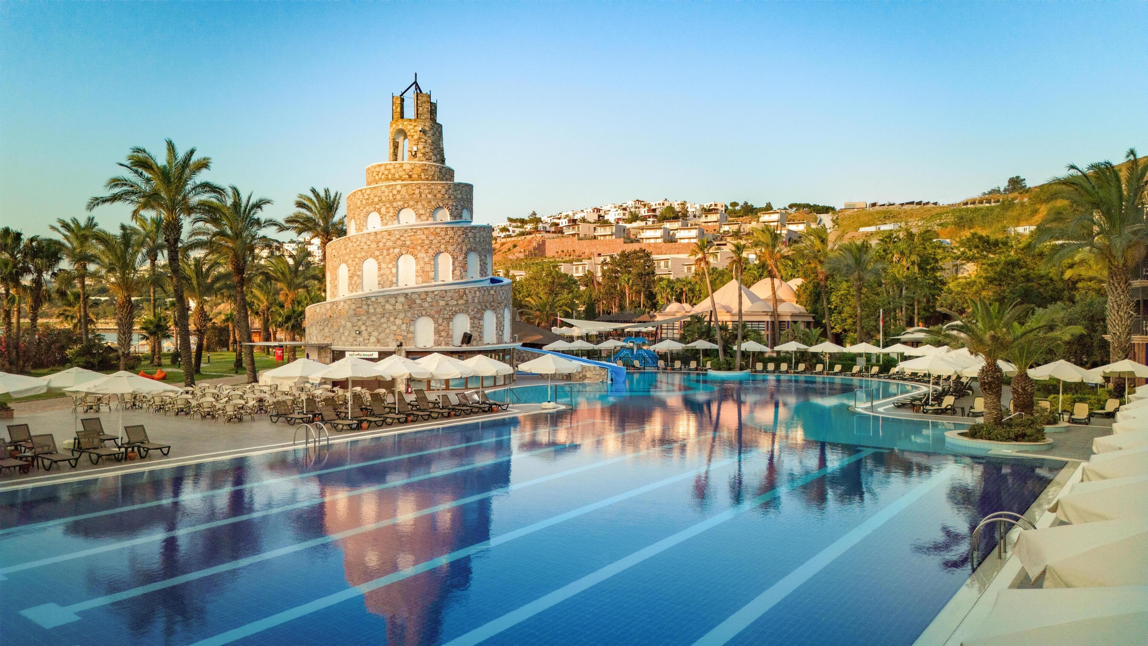 Außenpool (je nach Saison geöffnet), Sonnenschirme, Liegestühle