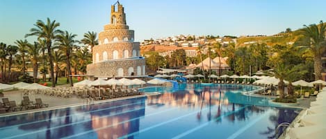 Piscine extérieure (ouverte en saison), parasols de plage