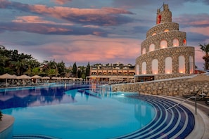 Außenpool (je nach Saison geöffnet), Sonnenschirme, Liegestühle