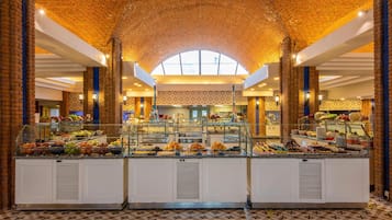 3 restaurantes, se sirven comidas, cenas y cocina turca