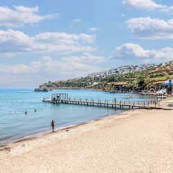 Praia particular, espreguiçadeiras, guarda-sóis, toalhas de praia
