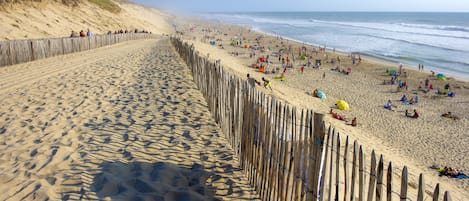 ビーチの近く、白砂