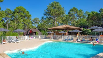 Outdoor pool, pool loungers