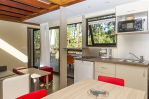 Familie chalet, 2 slaapkamers | Privékitchenette | Een koelkast, een microgolfoven, een kookplaat