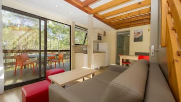Family Chalet, 2 Bedrooms | Ruang tamu