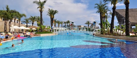 Una piscina cubierta, 9 piscinas al aire libre, sombrillas, tumbonas