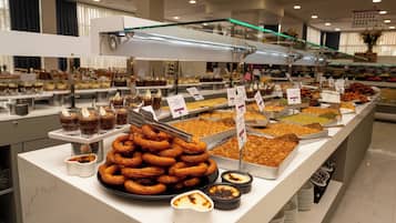 5 restaurants; breakfast, lunch, and dinner served