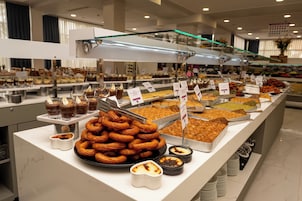 5 restoran; kahvaltı, öğle yemeği ve akşam yemeği sunulur