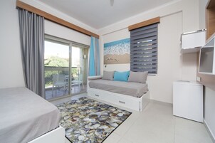 Suite clásica (Whirpool) | Minibar, caja fuerte, escritorio y sistema de insonorización