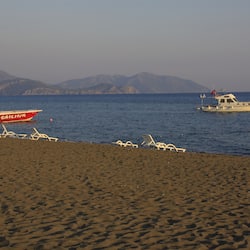 Praia particular, espreguiçadeiras, guarda-sóis, toalhas de praia