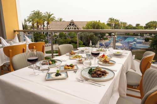 5 restaurantes; se sirven desayunos, almuerzos, cenas y cocina asiática