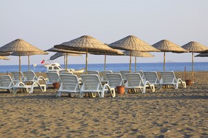 Playa privada, tumbonas, sombrillas y toallas de playa