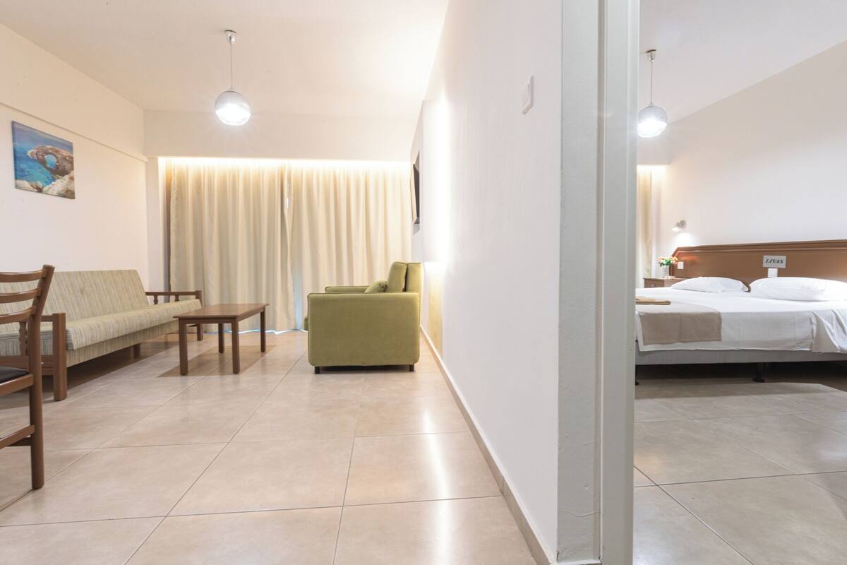 Sistema de insonorización, cunas gratuitas y ropa de cama 