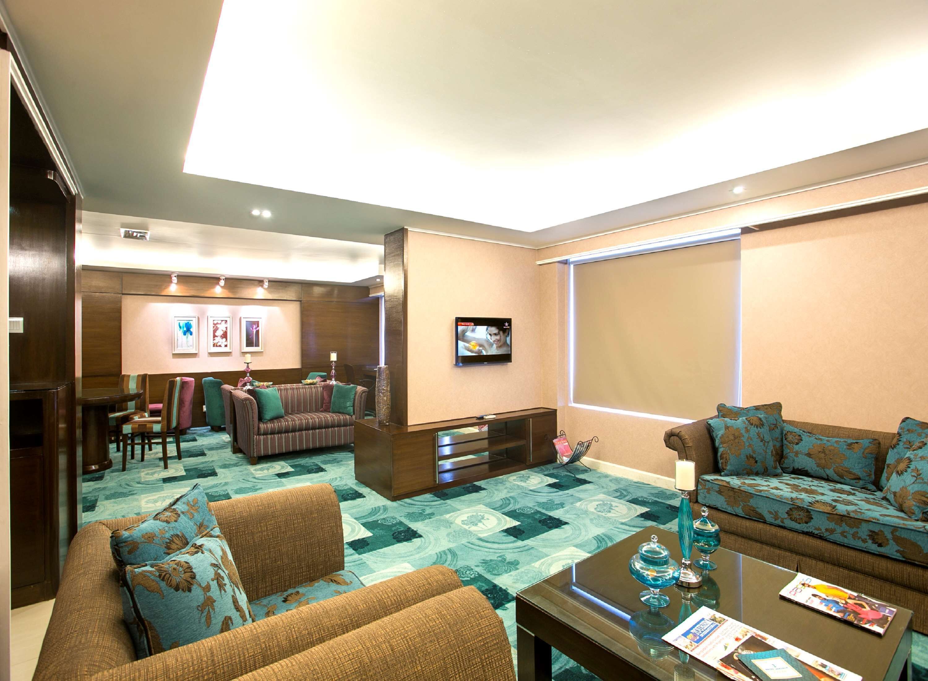 3 bars/lounges, poolside bar