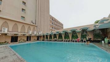 Piscina interna, espreguiçadeiras