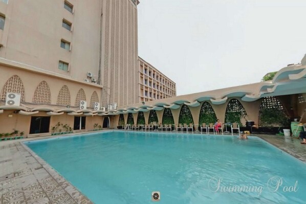 Piscina interna, espreguiçadeiras