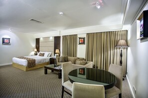 Suite – junior, 1 soverom, eget bad, byutsikt | Sengetøy av topp kvalitet, dundyner, minibar og safe på rommet