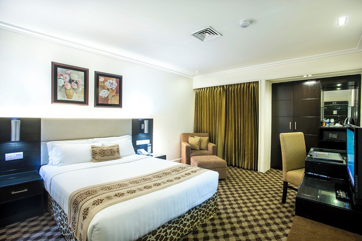 Ropa de cama de alta calidad, edredones de plumas, minibar y caja fuerte