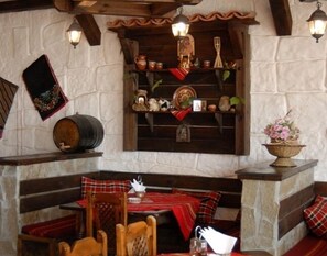 供應早餐、晚餐；東歐菜；池景