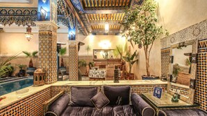 Ein luxuriöses Interieur mit Pool, einer Couch und aufwendiger Dekoration.