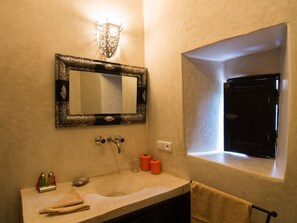 Standard Double Room | Bathroom | Shower, free toiletries, hair dryer, towels - Riad Le Bel Oranger (Marrakech)