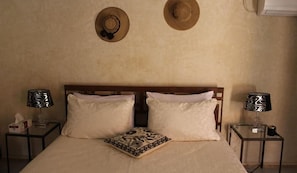 Premium bedding, free cots/infant beds, rollaway beds - Riad Le Bel Oranger (Marrakech)