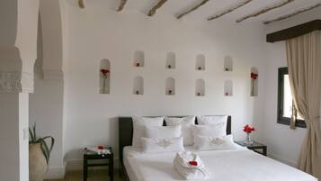 Suite Deluxe, 1 très grand lit, terrasse, vue jardin | Coffres-forts dans les chambres, bureau, rideaux occultants