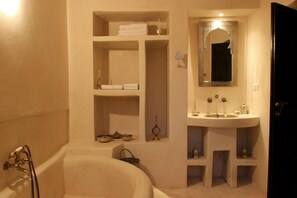 Habitación doble estándar, 1 cama King size, con acceso para personas discapacitadas | Baño | Amenidades de baño gratuitas y secadora de cabello