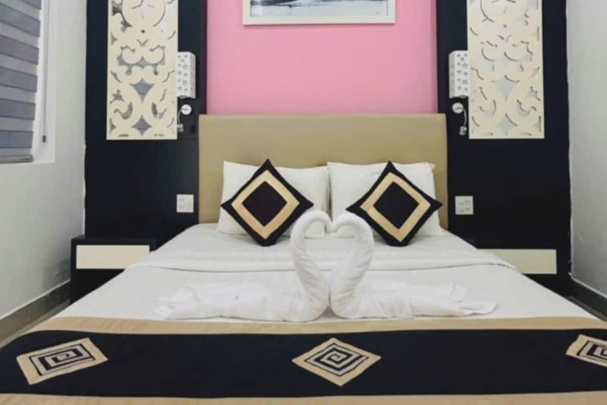Superior Single Room | Minibar, in-room safe, desk, laptop workspace