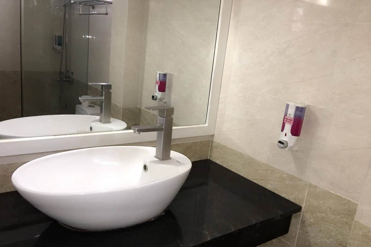 Douche, articles de toilette gratuits, chaussons, serviettes fournies