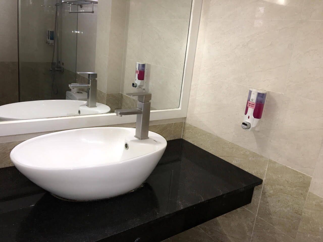 Baño | Regadera, amenidades de baño gratuitas, pantuflas, toallas 