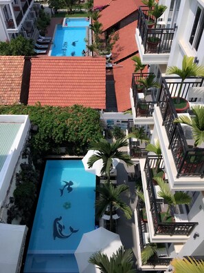Utomhuspool och solstolar