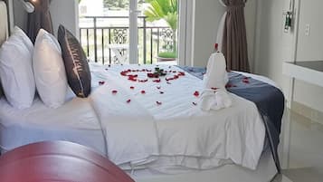 Honeymoon Suite, Pool View