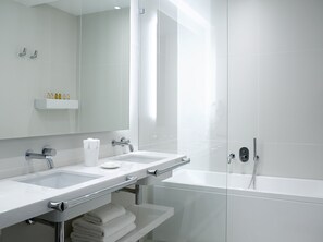 Articles de toilette de luxe, sèche-cheveux, peignoirs, chaussons