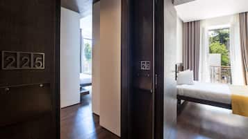 Suite familiar | Ropa de cama hipoalergénica, minibar, caja fuerte y escritorio