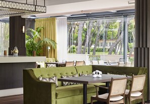 供應早餐、午餐、晚餐；地中海菜；園景