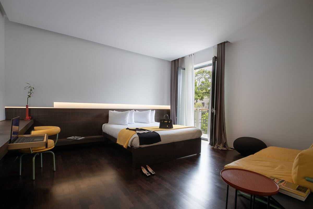 Executive Room | Hypo-allergenic bedding available, minibar, in-room safe, desk