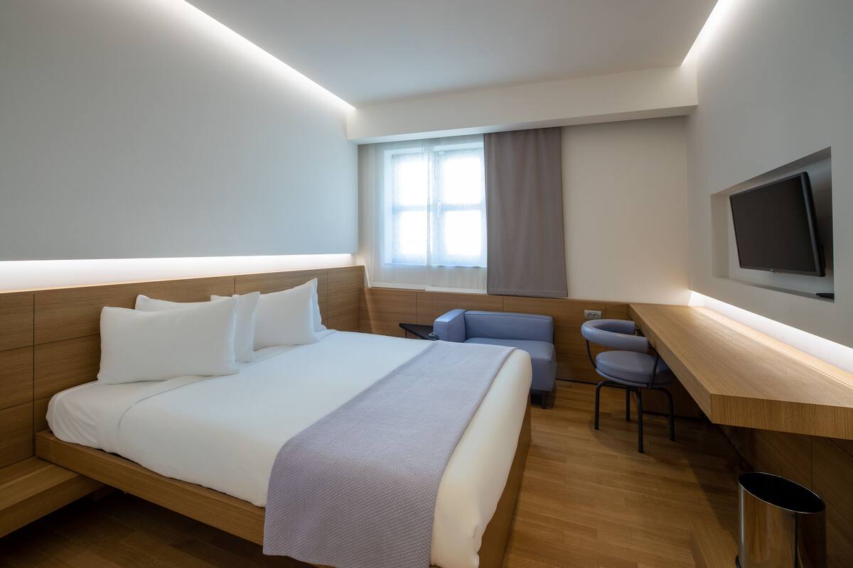 Standard Double Room | Hypo-allergenic bedding available, minibar, in-room safe, desk