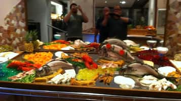 Tägliches Frühstücksbuffet (8.5 EUR pro Person)