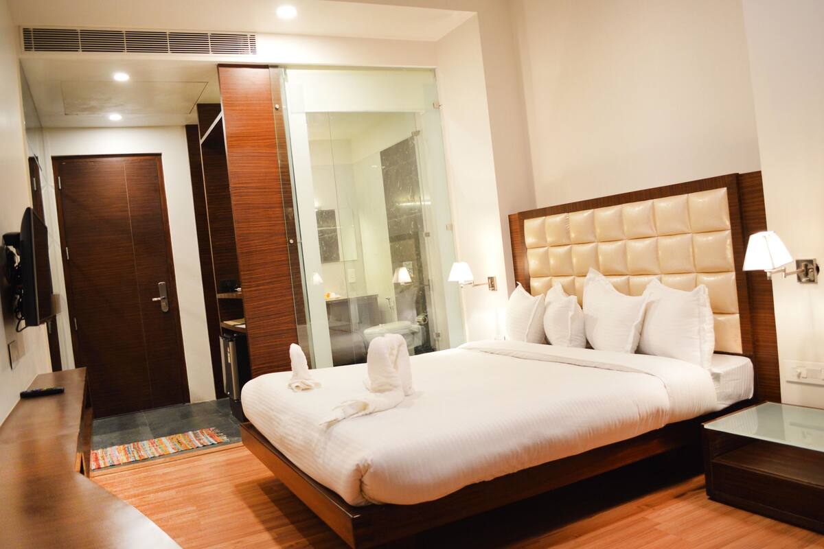 1 bedroom, premium bedding, minibar, desk