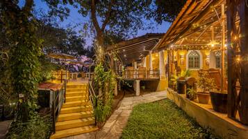 Se sirven almuerzos, cenas y cocina india (con vistas al jardín)