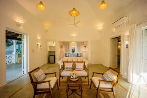 Minibar, caja de seguridad en la habitación y decoración personalizada 