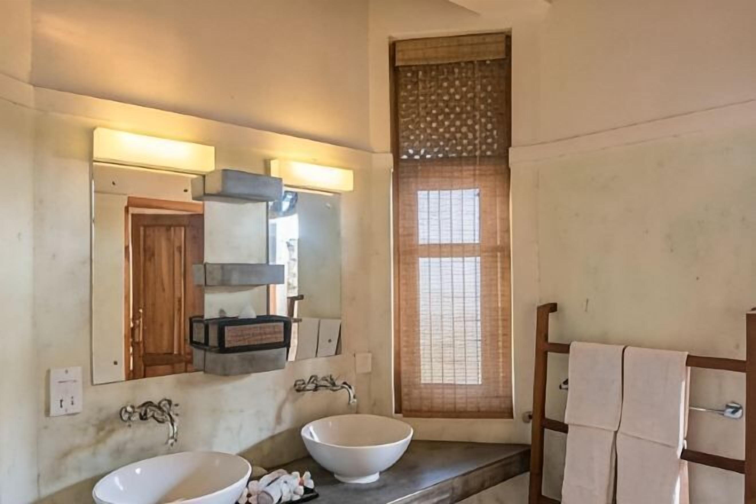 Baño | Ducha, artículos de higiene personal gratuitos y secador de pelo