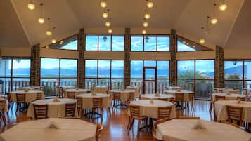 Breakfast, lunch, dinner served; international cuisine