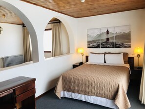 Familiekamer | Een kluis op de kamer, een bureau, verduisterende gordijnen