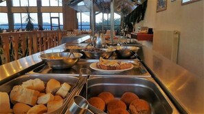 Sarapan, makan tengah hari dan makan malam dihidangkan 