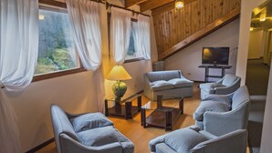Una sala de estar acogedora con un conjunto de sofá, una mesa de centro y un televisor.