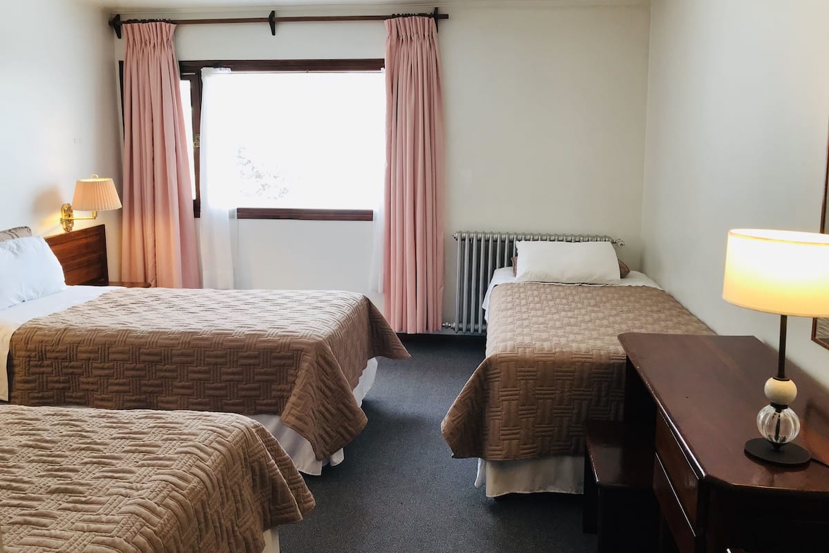 Kamer (Triple single beds) | Een kluis op de kamer, een bureau, verduisterende gordijnen