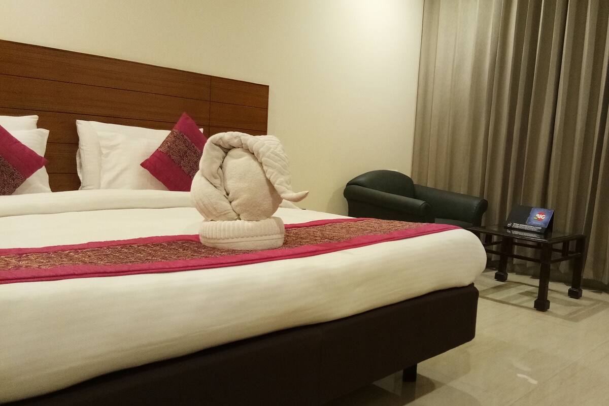 Deluxe Double Room, 1 King Bed, Non Smoking | Premium bedding, free wired Internet